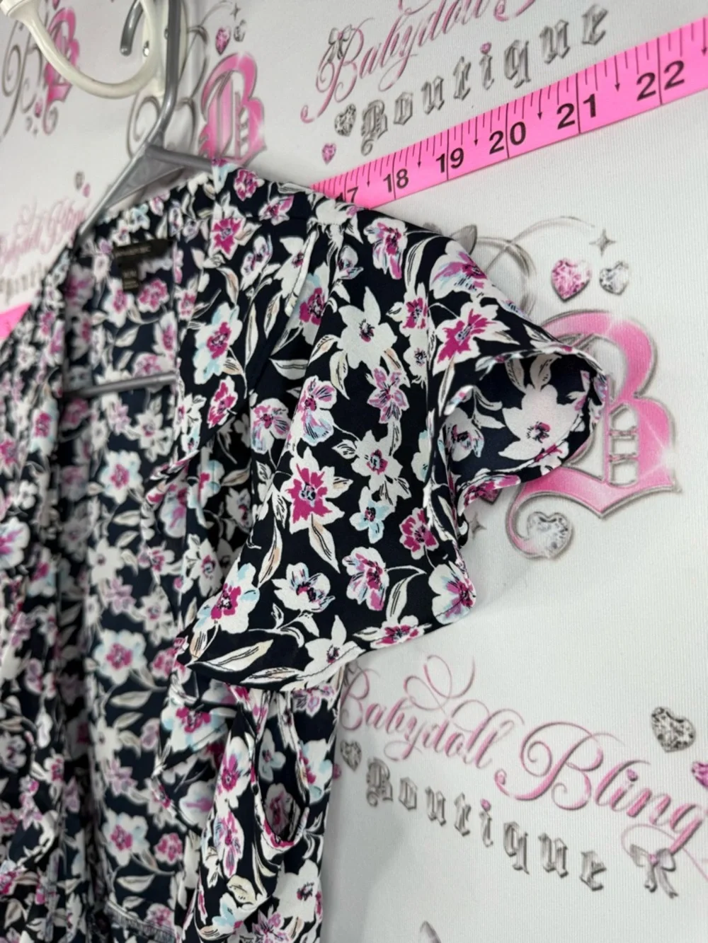 Banana Republic Short-Sleeve Cardigan with Pink and White Flowers Floral tie up - Picture 6 of 9